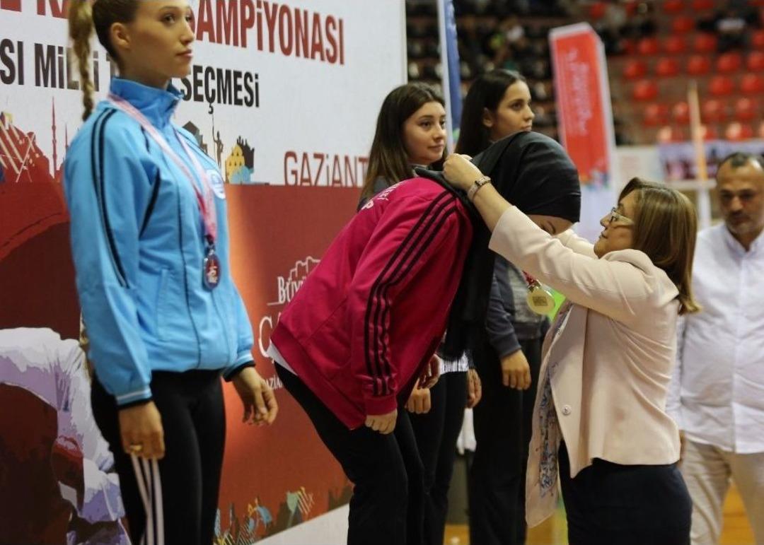 21 Yaş Altı T&uuml;rkiye Karate Şampiyonası Heyecanı S&uuml;r&uuml;yor