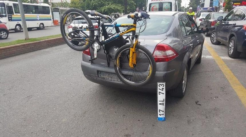 Fren Yerine Gaza Basınca Otomobile &Ccedil;arptı: 3 Yaralı