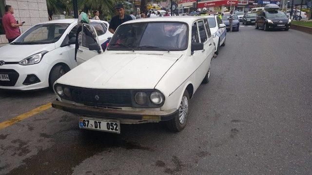 Fren Yerine Gaza Basınca Otomobile Çarptı: 3 Yaralı