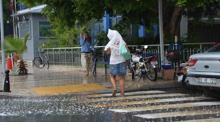 Ortaca&rsquo;da Sağanak Yağış Etkili Oldu