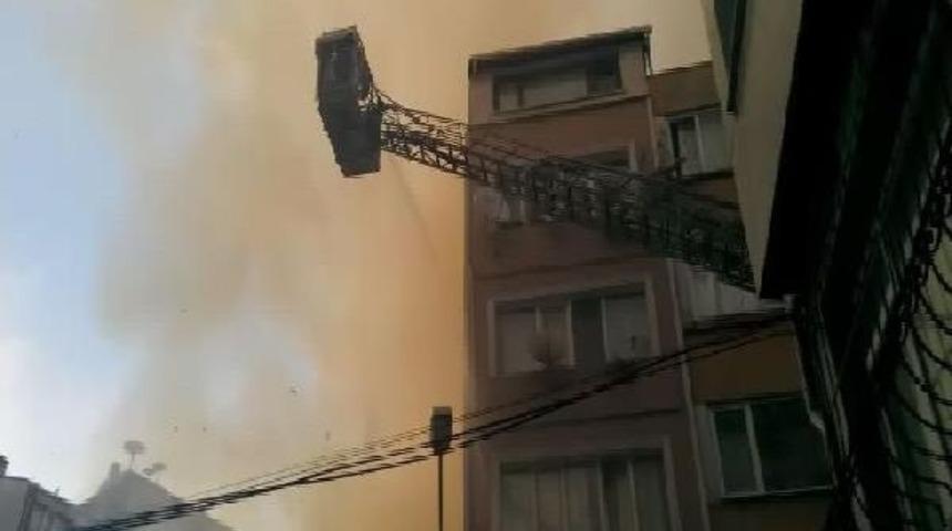 Şişli'de Iki Katlı Metruk Bina Alev Alev Yandı