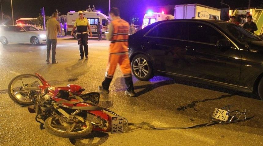 Birbirlerini &Ccedil;eken Motosikletlere Otomobil &Ccedil;arptı: 2 Yaralı