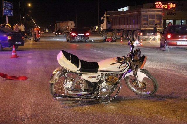 Birbirlerini Çeken Motosikletlere Otomobil Çarptı: 2 Yaralı