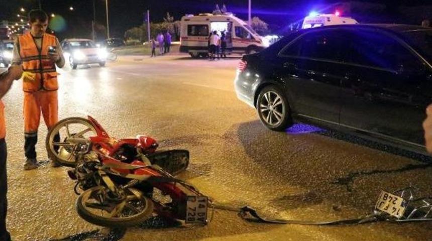 Biri Arızalı, Iki Motosikletin Arasındaki Halata Otomobil &Ccedil;arptı: 2 Yaralı