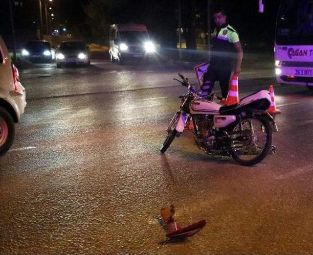 Biri Arızalı, Iki Motosikletin Arasındaki Halata Otomobil Çarptı: 2 Yaralı