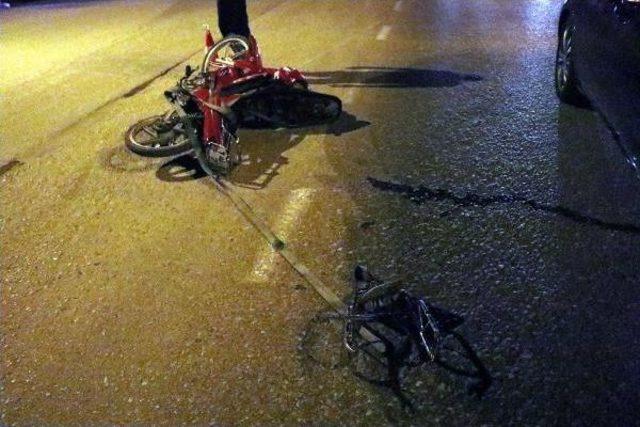 Biri Arızalı, Iki Motosikletin Arasındaki Halata Otomobil Çarptı: 2 Yaralı