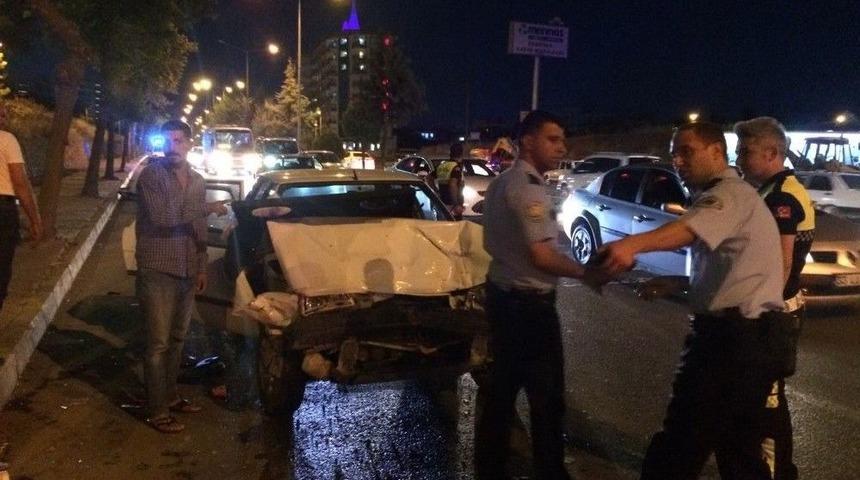 İki Otomobil Çarpıştı: 3 Yaralı