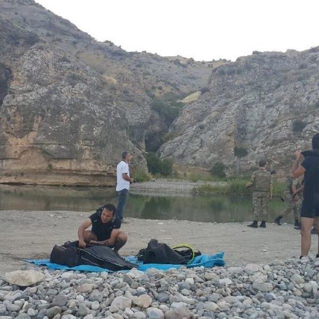 2 Arkadaş, Serinlemek Için Girdikleri Çayda Boğuldu