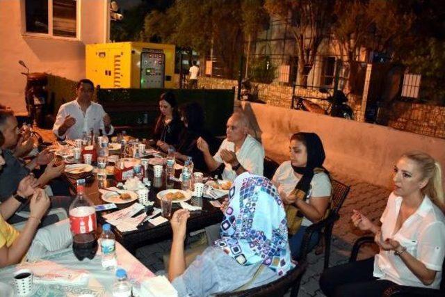 Marmaris'te Şehit Ailesinden Polislere Yemek 