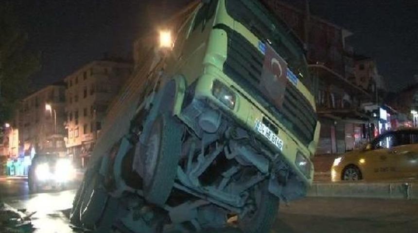 Maltepe'de Asfaltlama &Ccedil;alışması Yapan Kamyon &Ccedil;&ouml;ken Yola D&uuml;şt&uuml;