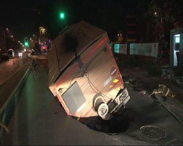 Maltepe'de Asfaltlama Çalışması Yapan Kamyon Çöken Yola Düştü