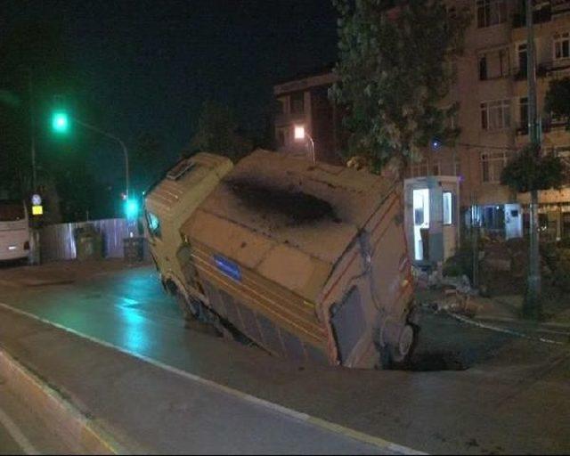 Maltepe'de Asfaltlama Çalışması Yapan Kamyon Çöken Yola Düştü