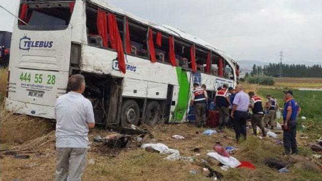 Yolcu Otobüsü Şarampole Yuvarlandı: 4 Ölü, 30 Yaralı