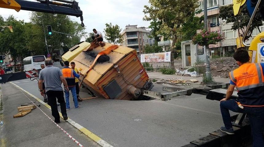 Maltepe&rsquo;de Yol &Ccedil;alışması Sırasında &Ccedil;&ouml;kme Meydana Geldi