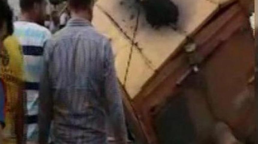 Asfaltlama &Ccedil;alışması Yapan Kamyon &Ccedil;&ouml;ken Yola D&uuml;şt&uuml;