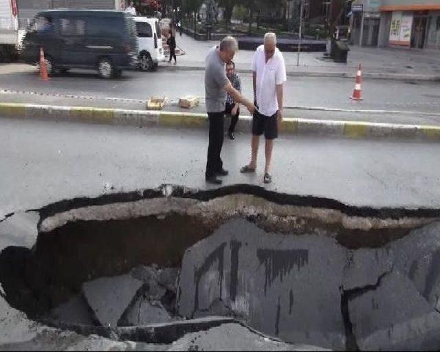 Asfaltlama Çalışması Yapan Kamyon Çöken Yola Düştü