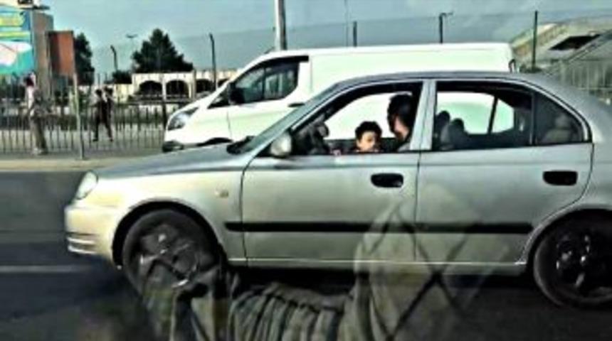 (&ouml;zel Haber) Şof&ouml;r Mahalline Oturttuğu &Ccedil;ocukla Tehlikeli Yolculuk