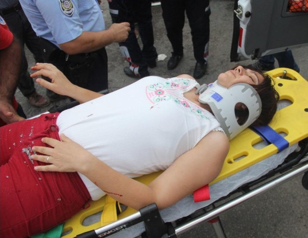 Adana&rsquo;da Kavşakta &Uuml;&ccedil; Ara&ccedil; Birbirine Girdi: 2 Yaralı