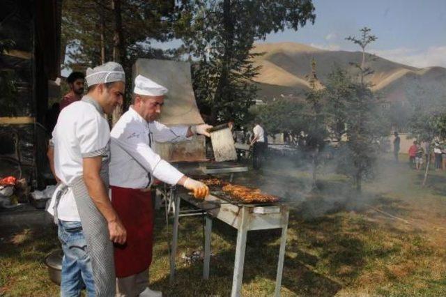 Hakkari Valisi, Evini Özel Konuklarına Açtı