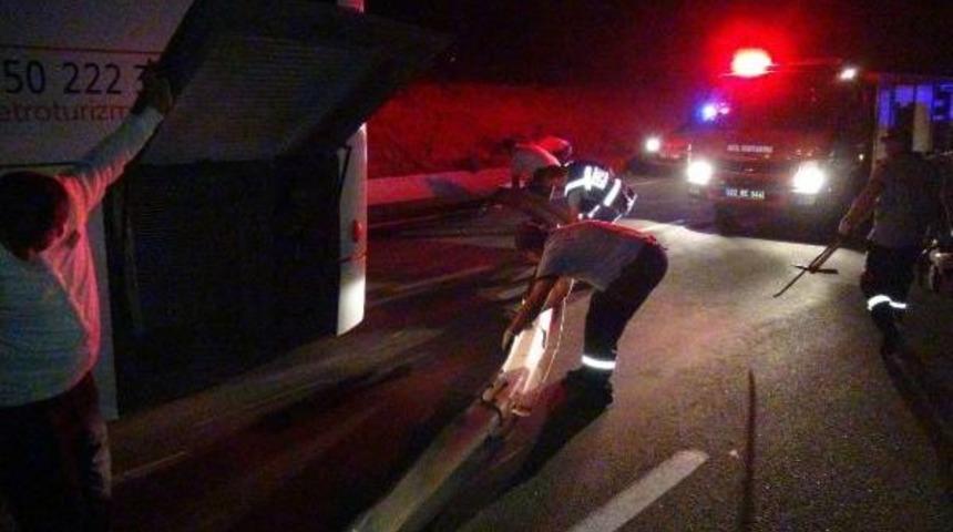 Demir Bariyerden Kopan 25 Metrelik Par&ccedil;a Yolcu Otob&uuml;s&uuml;ne &Ccedil;arpıp, Altına Girdi