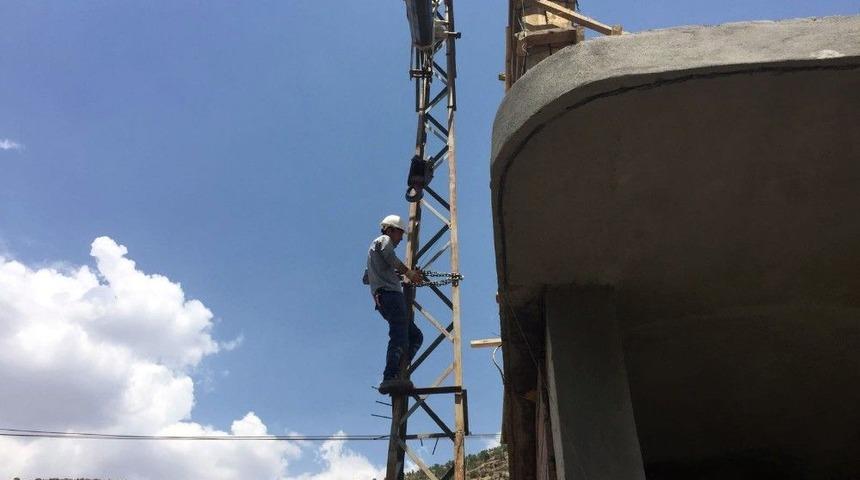 Kışın Eksi 36 Derecede &Ccedil;alışıyor, Yazın İse 41 Derecede Ter D&ouml;k&uuml;yorlar