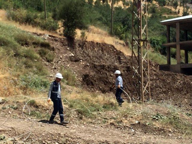 Kışın Eksi 36 Derecede Çalışıyor, Yazın İse 41 Derecede Ter Döküyorlar