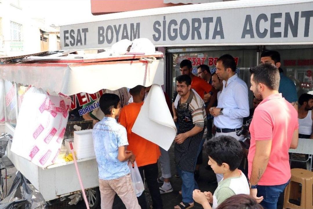 Yerli Turistler M&uuml;zeden &Ouml;nce B&ouml;rek&ccedil;ide Kuyruğa Giriyor