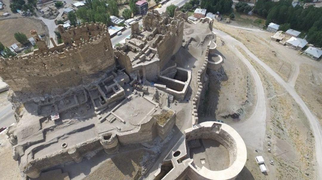 Tarihi Hoşap Kalesi&rsquo;nde Kazı &Ccedil;alışmaları Başladı