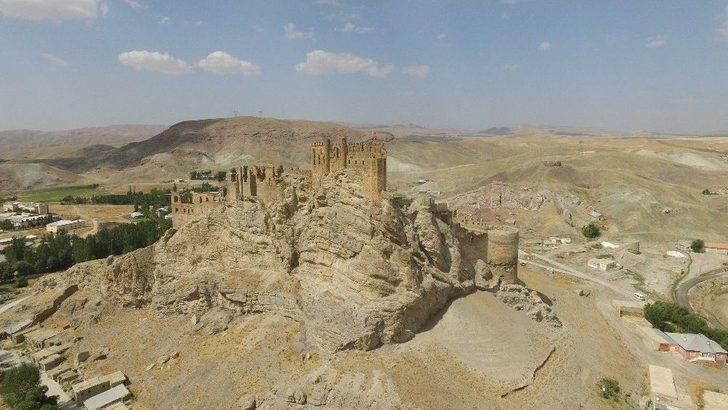 Tarihi Hoşap Kalesi’nde Kazı Çalışmaları Başladı G2