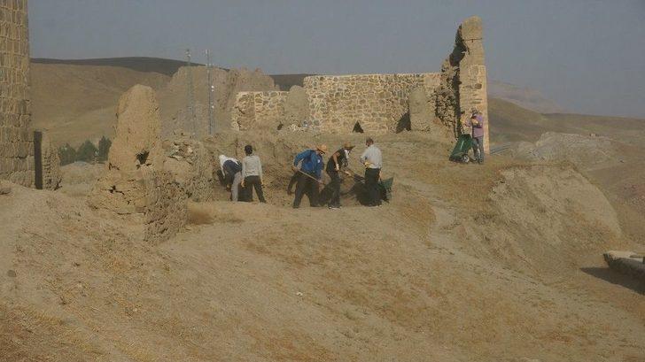 Tarihi Hoşap Kalesi’nde Kazı Çalışmaları Başladı G3