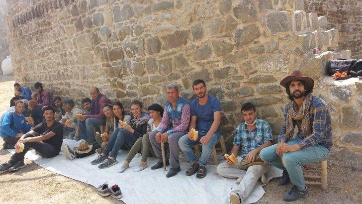 Tarihi Hoşap Kalesi’nde Kazı Çalışmaları Başladı G4