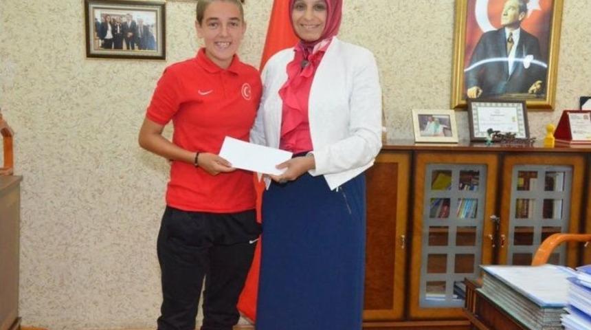İl Milli Eğitim M&uuml;d&uuml;r&uuml; Durmuş, Başarılı Sporcuyu Makamında Kabul Etti