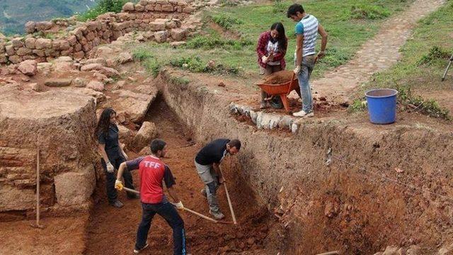 Antik Kazıda Silah Bulundu