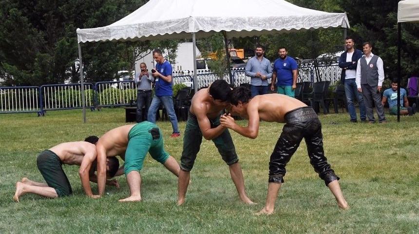 Büyükşehir Belediyesi Ve Aski Güreş Takımı Sporcuları, Festival Alanında “kırkpınar” Heyecanı Yaşattı