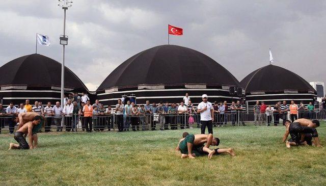 Büyükşehir Belediyesi Ve Aski Güreş Takımı Sporcuları, Festival Alanında “kırkpınar” Heyecanı Yaşattı