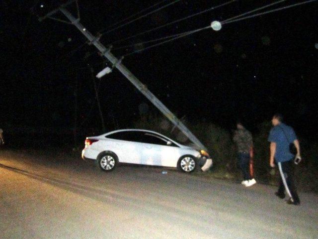 Otomobil Elektrik Direğine Çarptı