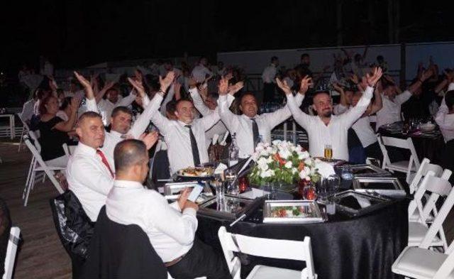 Kuşadası'nda Beşiktaş'ın Şampiyonluk Kutlamasında Sürpriz Evlilik Teklifi