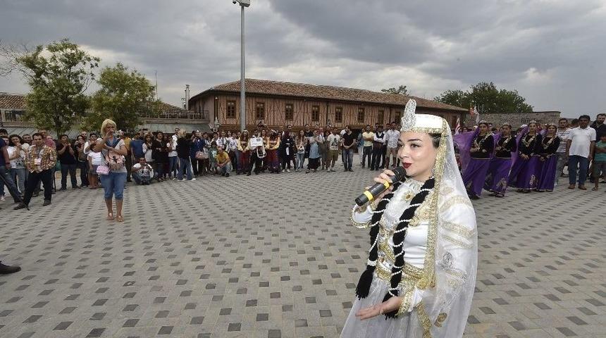 Ankara Festivali&rsquo;ne Katılan Halk Oyunları Ekiplerinden Ankara Kalesi&rsquo;nde G&ouml;steri