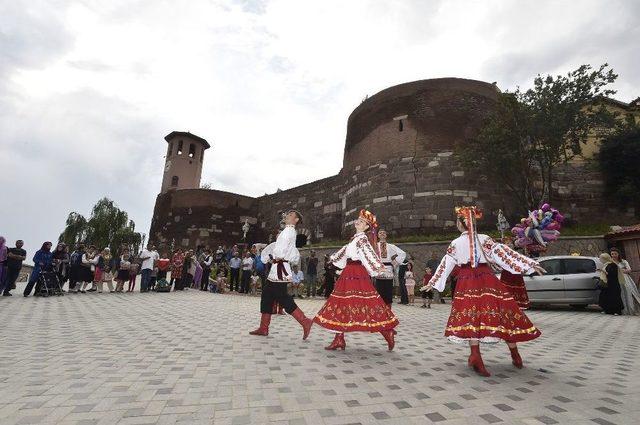 Ankara Festivali’ne Katılan Halk Oyunları Ekiplerinden Ankara Kalesi’nde Gösteri