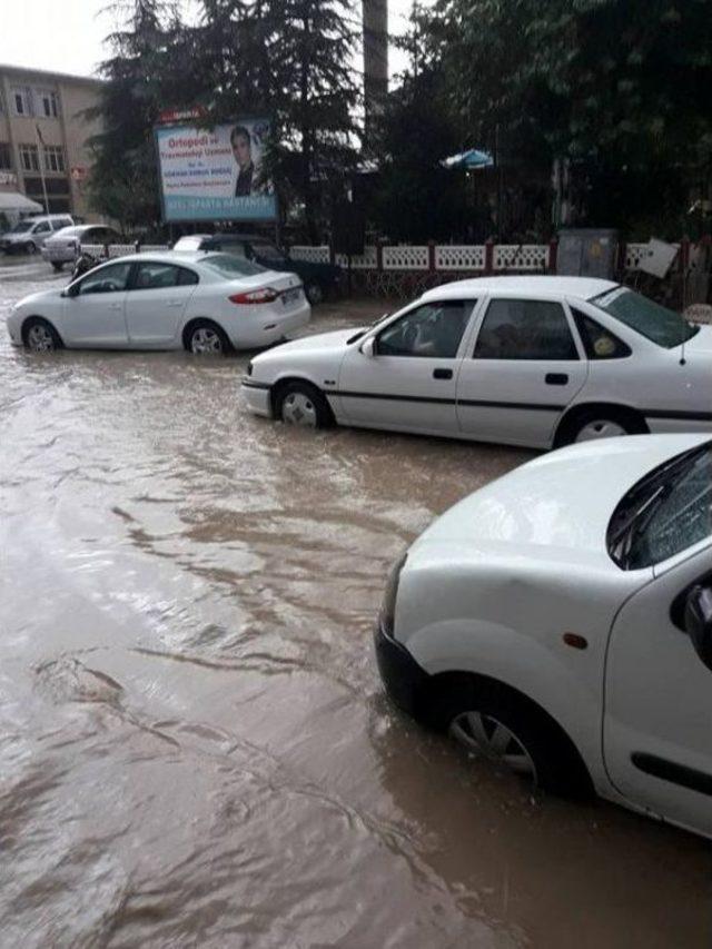 Isparta'da Dolu Ve Yağmur Sele Neden Oldu