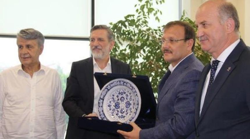 &Ccedil;avuşoğlu: El Birliği Ile &Ccedil;alışarak Bursa'yı Ve T&uuml;rkiye'yi B&uuml;y&uuml;teceğiz