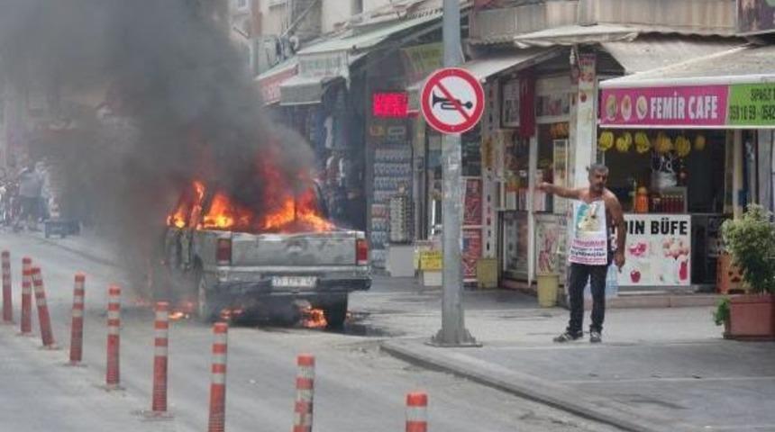 Protesto I&ccedil;in Adliye &Ouml;n&uuml;nde Kamyonetini Yaktı