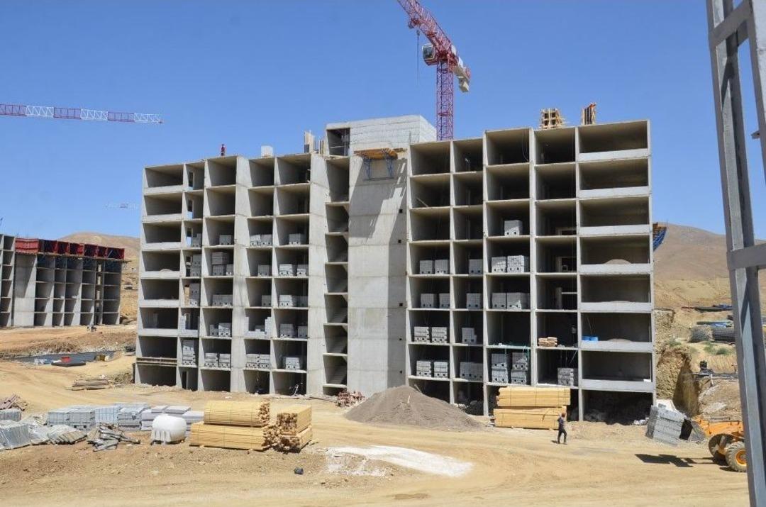 Y&uuml;ksekova&rsquo;da Toki Konutlarının Yapımı S&uuml;r&uuml;yor