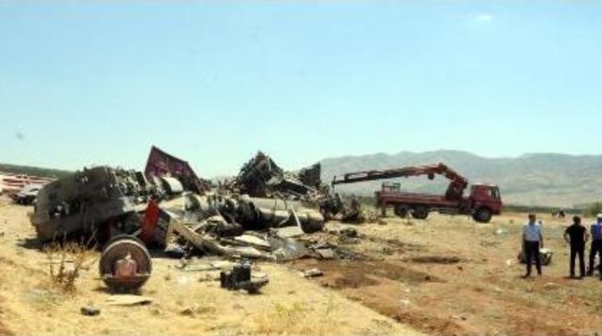 Elazığ'daki Y&uuml;k Treninin Enkazı Kaldırılıyor, 2 Makinistin Cenazeleri Toprağa Verildi