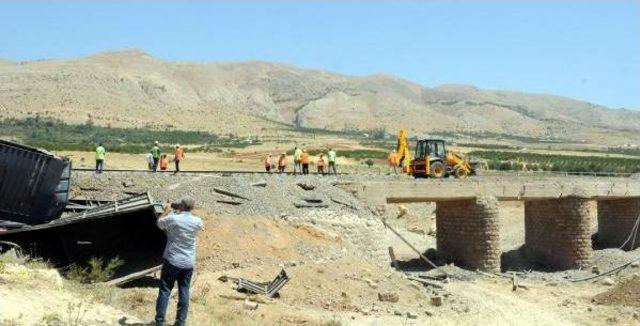 Elazığ'daki Yük Treninin Enkazı Kaldırılıyor, 2 Makinistin Cenazeleri Toprağa Verildi