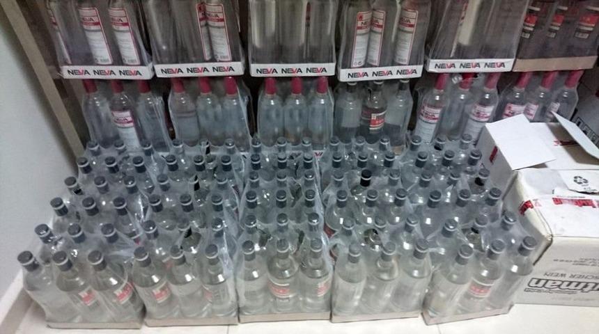 Manisa&rsquo;da Y&uuml;zlerce Şişe Ka&ccedil;ak İ&ccedil;ki Ele Ge&ccedil;irildi