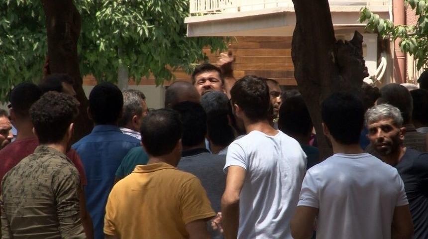 &Ouml;len İş&ccedil;inin Yakınları İnşaat M&uuml;teahhidini Kovaladı