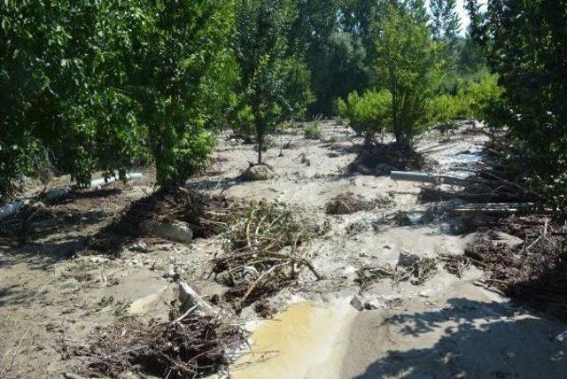 Korkuteli'de Şiddetli Yağış Sele Neden Oldu