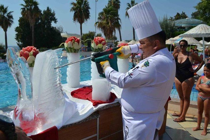 Kuşadası’nda Buzdan Heykeller Serinletti G1