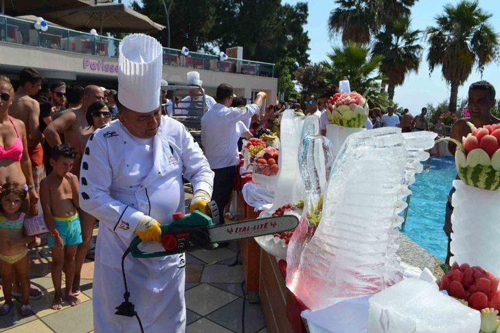 Kuşadası’nda Buzdan Heykeller Serinletti G2